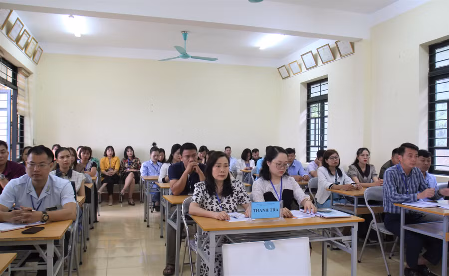 Các cán bộ làm thi họp tại Điểm thi trường PTDTNT THCS&amp;THPT Sa Pa.
