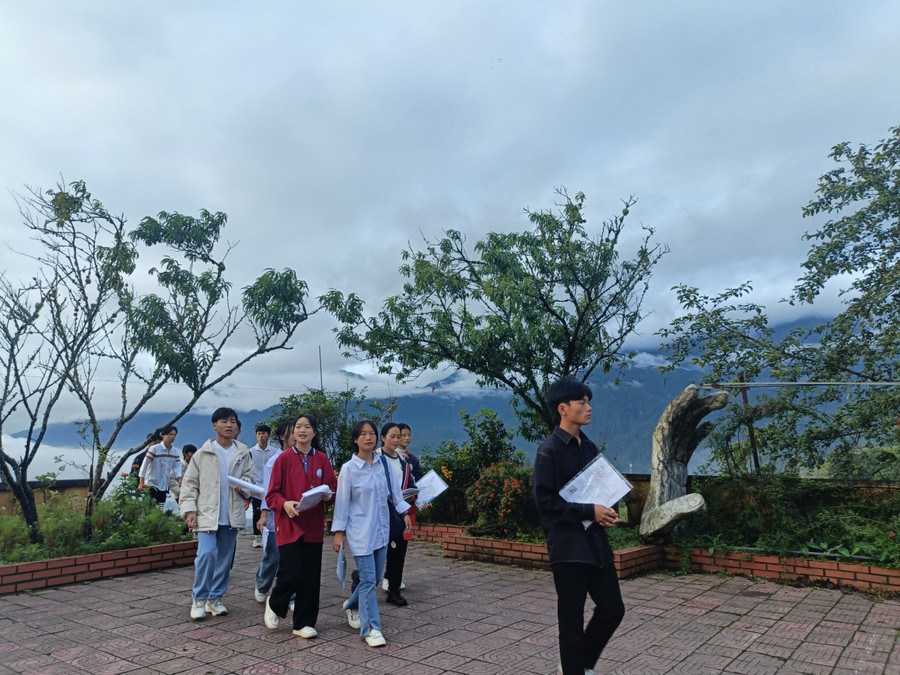 Thời tiết mát mẻ, thí sinh trường THPT số 1 đến Điểm thi trong tâm thế tự tin.