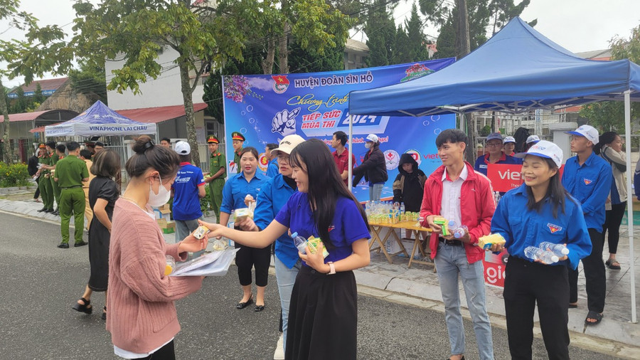 Tiếp sức thí sinh tại Điểm thi trường THPT Sìn Hồ.