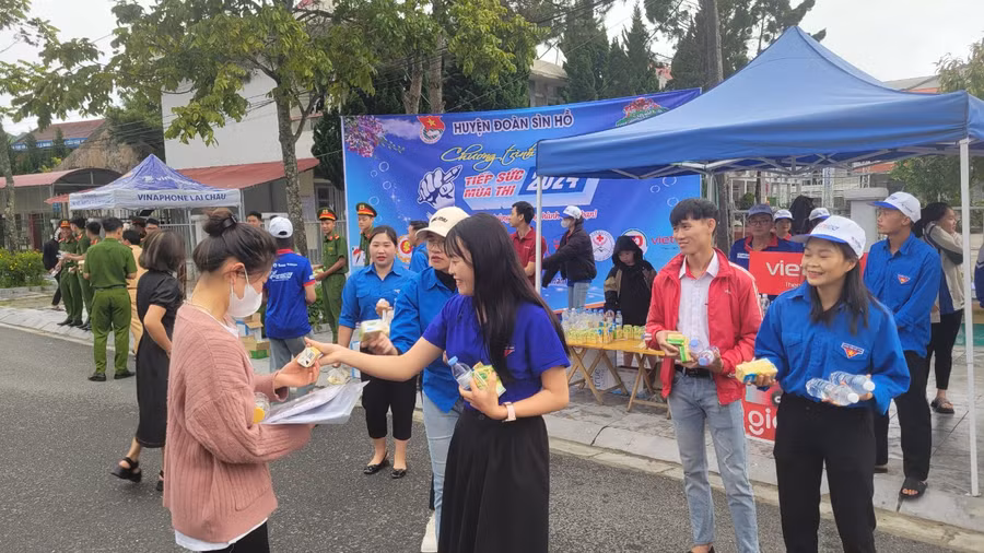 Tiếp sức thí sinh tại Điểm thi trường THPT Sìn Hồ.
