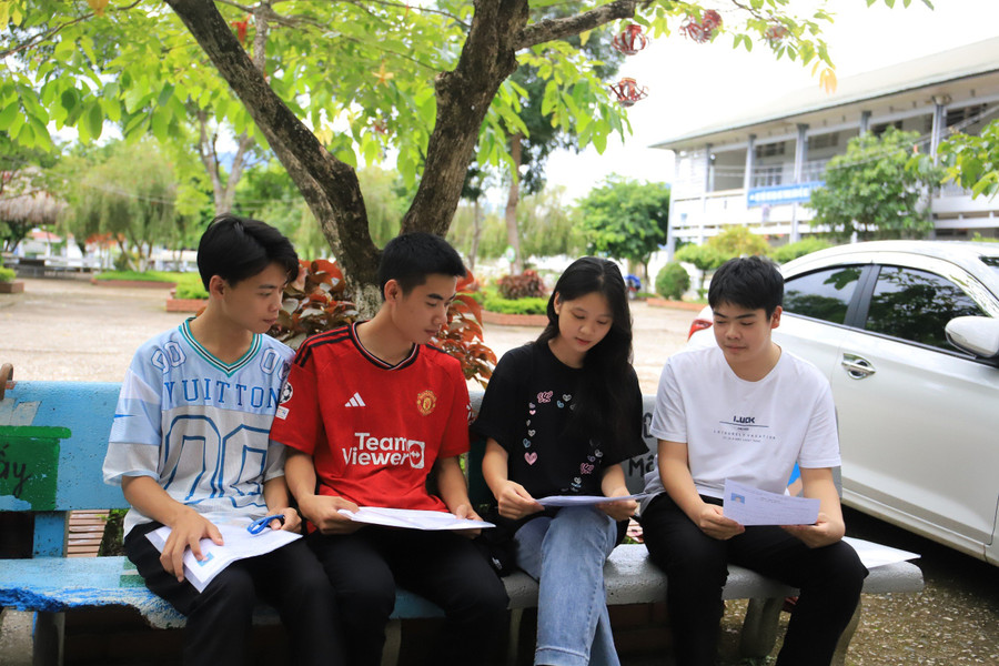 Thí sinh tại Điểm thi Trường THPT Bình Lư (huyện Tam Đường) kiểm tra lại thông tin. Thí sinh tại Điểm thi Trường THPT Bình Lư (huyện Tam Đường) kiểm tra lại thông tin.