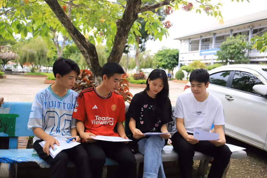 Thí sinh tại Điểm thi Trường THPT Bình Lư (huyện Tam Đường) kiểm tra lại thông tin.