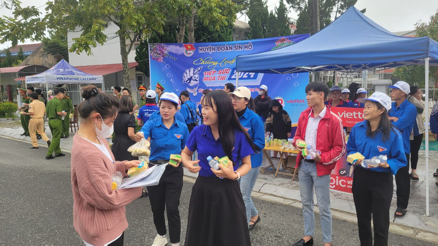 Tiếp sức cho các sĩ tử tại huyện Sìn Hồ (Lai Châu). Tiếp sức cho các sĩ tử tại huyện Sìn Hồ (Lai Châu).