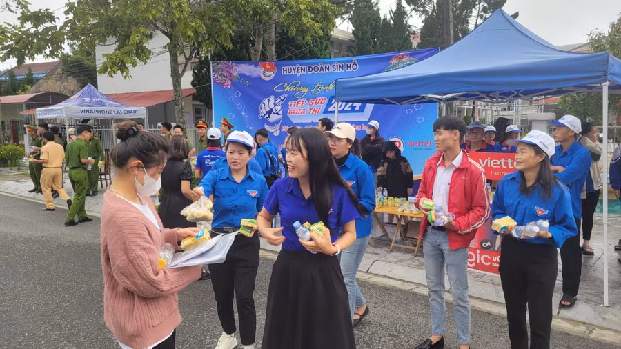 Tiếp sức cho các sĩ tử tại huyện Sìn Hồ (Lai Châu).