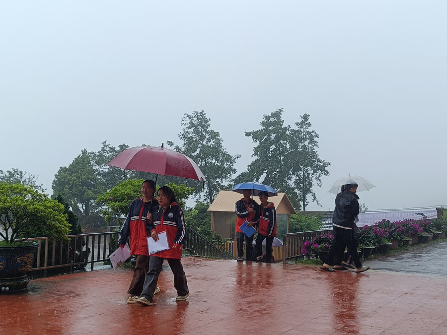 Các thí sinh tại Điểm thi trường THPT số 1 Sa Pa "đội mưa" đến làm thủ tục dự thi. Các thí sinh tại Điểm thi trường THPT số 1 Sa Pa "đội mưa" đến làm thủ tục dự thi.