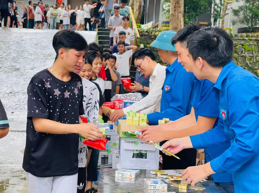 Những món quà tiếp sức các sĩ tử tại huyện Phong Thổ. Những món quà tiếp sức các sĩ tử tại huyện Phong Thổ.