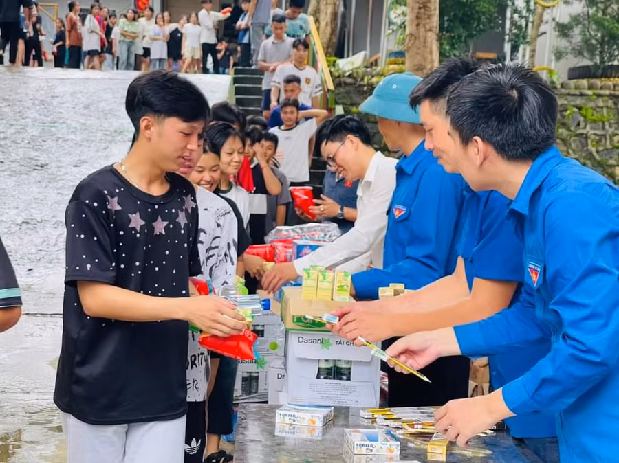 Những món quà tiếp sức các sĩ tử tại huyện Phong Thổ.