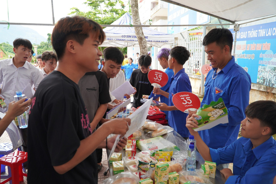 Tiếp sức các sĩ tử tại Điểm thi THPT huyện Nậm Nhùn (Lai Châu). Tiếp sức các sĩ tử tại Điểm thi THPT huyện Nậm Nhùn (Lai Châu).