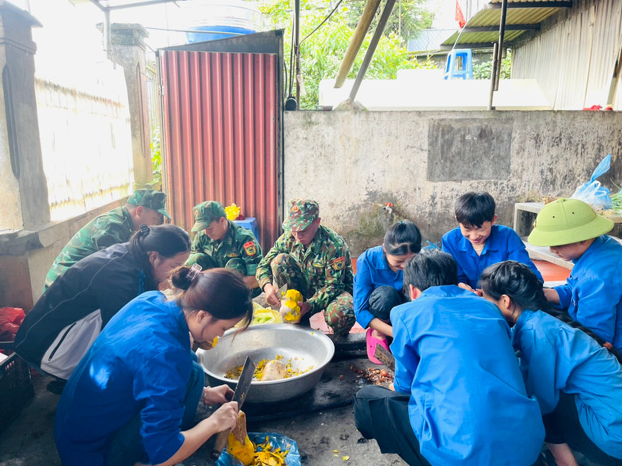Đoàn viên, thanh niên cùng các cán bộ chiến sĩ hỗ trợ nấu ăn cho các sĩ tử ở huyện Phong Thổ. Đoàn viên, thanh niên cùng các cán bộ chiến sĩ hỗ trợ nấu ăn cho các sĩ tử ở huyện Phong Thổ.
