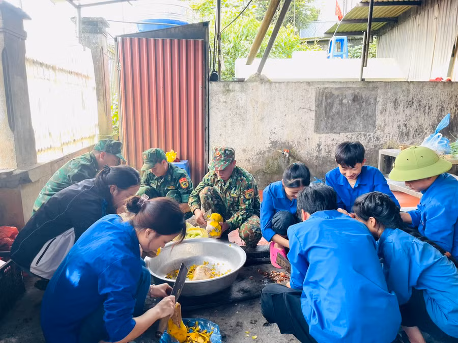 Đoàn viên, thanh niên cùng các cán bộ chiến sĩ hỗ trợ nấu ăn cho các sĩ tử ở huyện Phong Thổ.