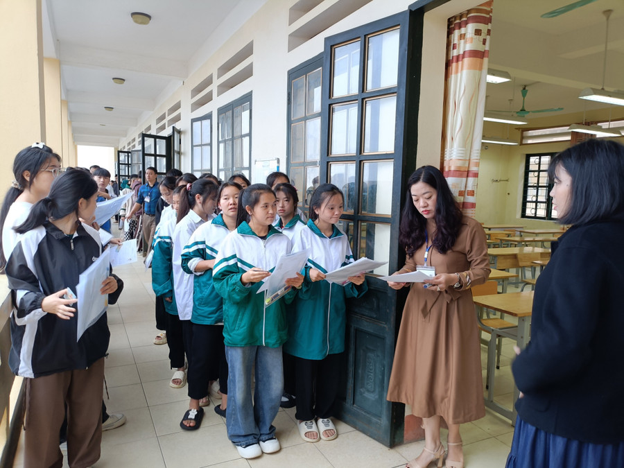 Giám thị đọc tên thí sinh vào phòng thi.