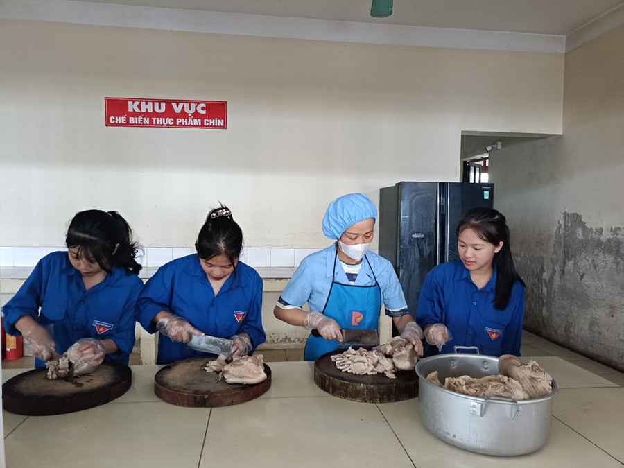 Những tình nguyện viên tại thị xã Sa Pa "vào vai" đầu bếp. Những tình nguyện viên tại thị xã Sa Pa "vào vai" đầu bếp.