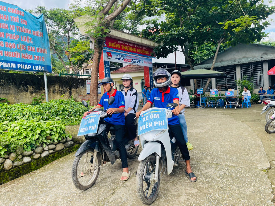 Những chuyến xe ôm miễn phí được các tình nguyện viên hỗ trợ thí sinh. Những chuyến xe ôm miễn phí được các tình nguyện viên hỗ trợ thí sinh.