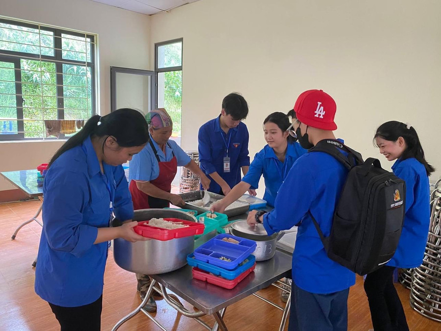 Đoàn viên, thanh niên hỗ trợ sắp thức ăn cho các sĩ tử tại huyện Bát Xát. Đoàn viên, thanh niên hỗ trợ sắp thức ăn cho các sĩ tử tại huyện Bát Xát.