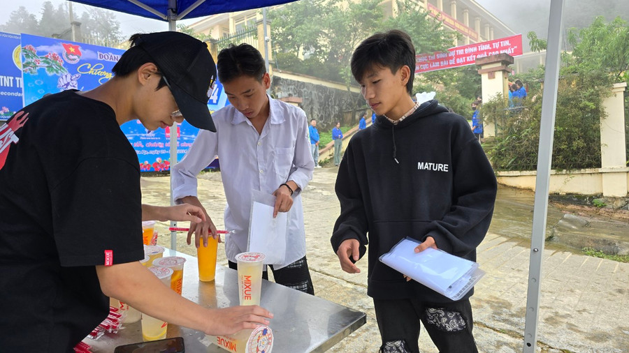 Những cốc nước miễn phí cho sĩ tử tại Điểm thi trường PTDTNT THCS&THPT Sa Pa. Những cốc nước miễn phí cho sĩ tử tại Điểm thi trường PTDTNT THCS&THPT Sa Pa.