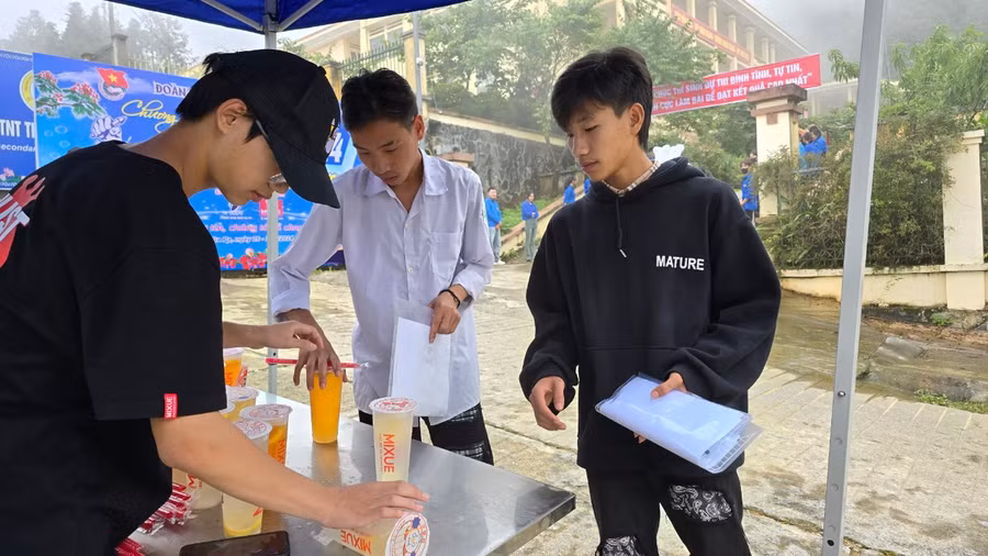 Những cốc nước miễn phí cho sĩ tử tại Điểm thi trường PTDTNT THCS&amp;THPT Sa Pa.