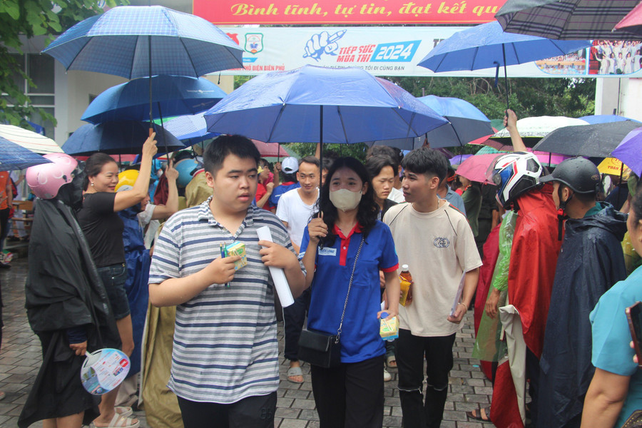 Đoàn viên hỗ trợ thí sinh tại Điểm thi trường THPT thành phố Điện Biên Phủ. Đoàn viên hỗ trợ thí sinh tại Điểm thi trường THPT thành phố Điện Biên Phủ.