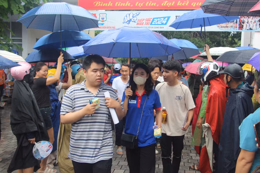 Đoàn viên hỗ trợ thí sinh tại Điểm thi trường THPT thành phố Điện Biên Phủ.