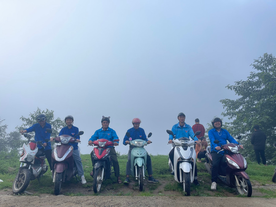 Những tình nguyện viên tại thị xã Sa Pa sẵn sàng phương tiện hỗ trợ đưa đón thí sinh. Những tình nguyện viên tại thị xã Sa Pa sẵn sàng phương tiện hỗ trợ đưa đón thí sinh.