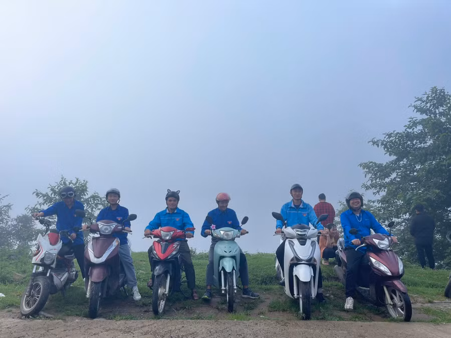 Những tình nguyện viên tại thị xã Sa Pa sẵn sàng phương tiện hỗ trợ đưa đón thí sinh.