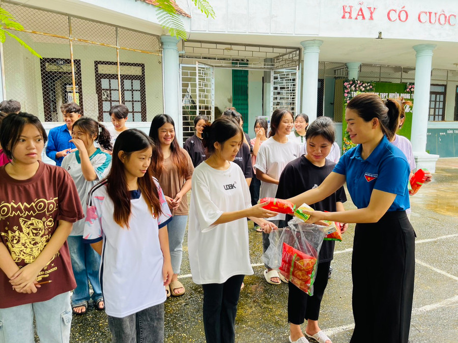 Huyện đoàn Phong Thổ trực tiếp trao quà cho các thí sinh tại khu nội trú. Huyện đoàn Phong Thổ trực tiếp trao quà cho các thí sinh tại khu nội trú.