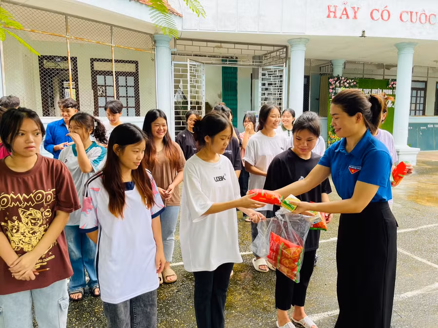 Huyện đoàn Phong Thổ trực tiếp trao quà cho các thí sinh tại khu nội trú.