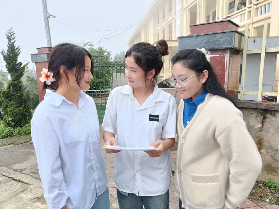 Các thí sinh bàn luận về đề thi môn Ngữ văn.