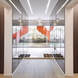 Không gian rộng, thoáng, nội thất sang trọng trong căn hộ áp mái ở Guri.