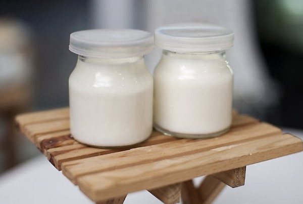 Cách làm sữa chua uống thơm ngon, bổ dưỡng cho bé yêu