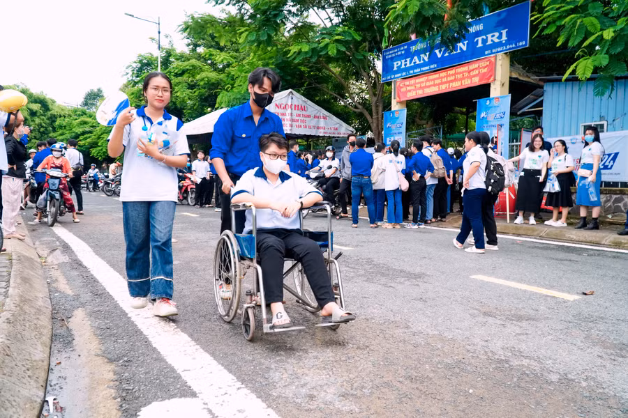 Thí sinh gãy chân ngồi xe lăn tham gia thi tại TP Cần Thơ.