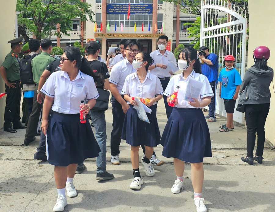 Thí sinh tham gia thi tại điểm thi Trường THPT chuyên Huỳnh Mẫn Đạt. Thí sinh tham gia thi tại điểm thi Trường THPT chuyên Huỳnh Mẫn Đạt.