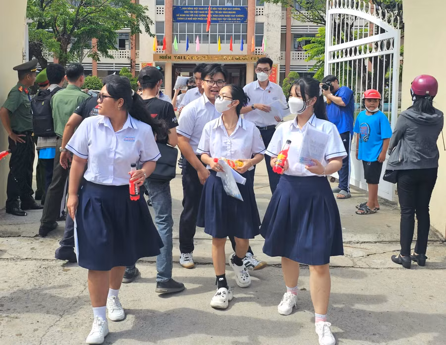 Thí sinh tham gia thi tại điểm thi Trường THPT chuyên Huỳnh Mẫn Đạt.