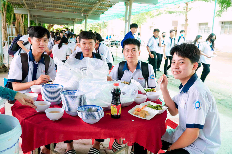 Học sinh phấn khởi khi được hỗ trợ cơm trưa.