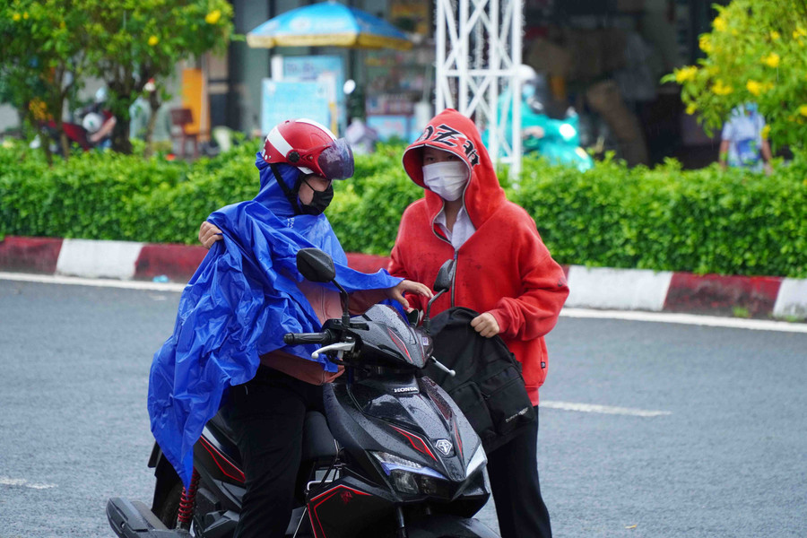 Thí sinh điểm thi Trường THPT Châu Thành A được gia đình đưa đến thi.