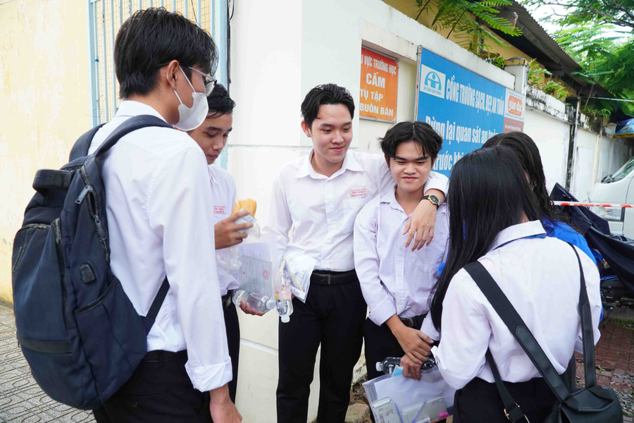 Học sinh Hậu Giang tự tin trước giờ bước vào phòng thi.
