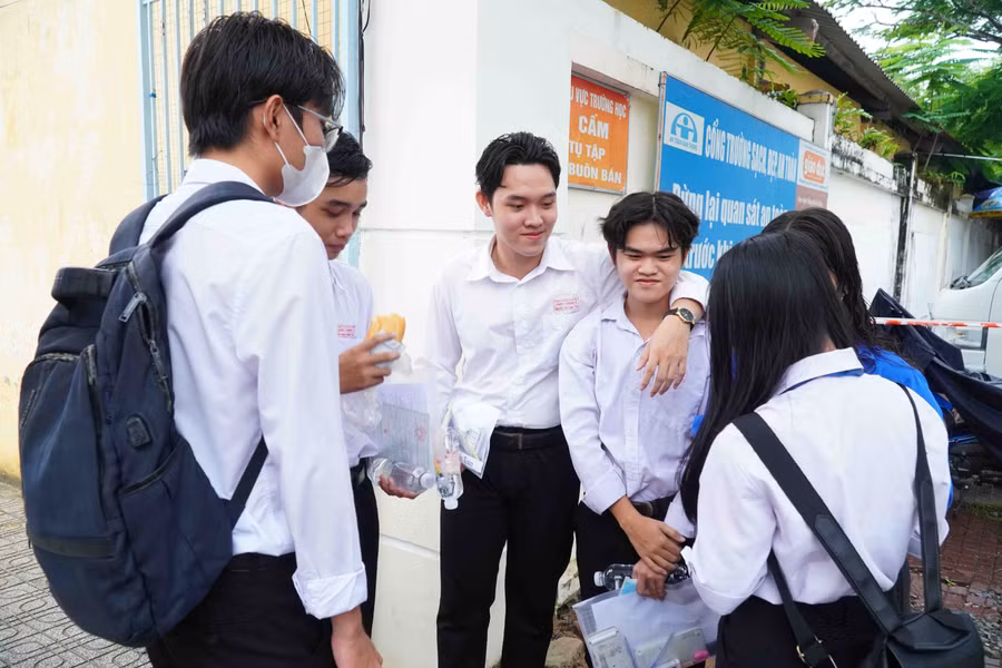 Học sinh Hậu Giang tự tin trước giờ bước vào phòng thi.