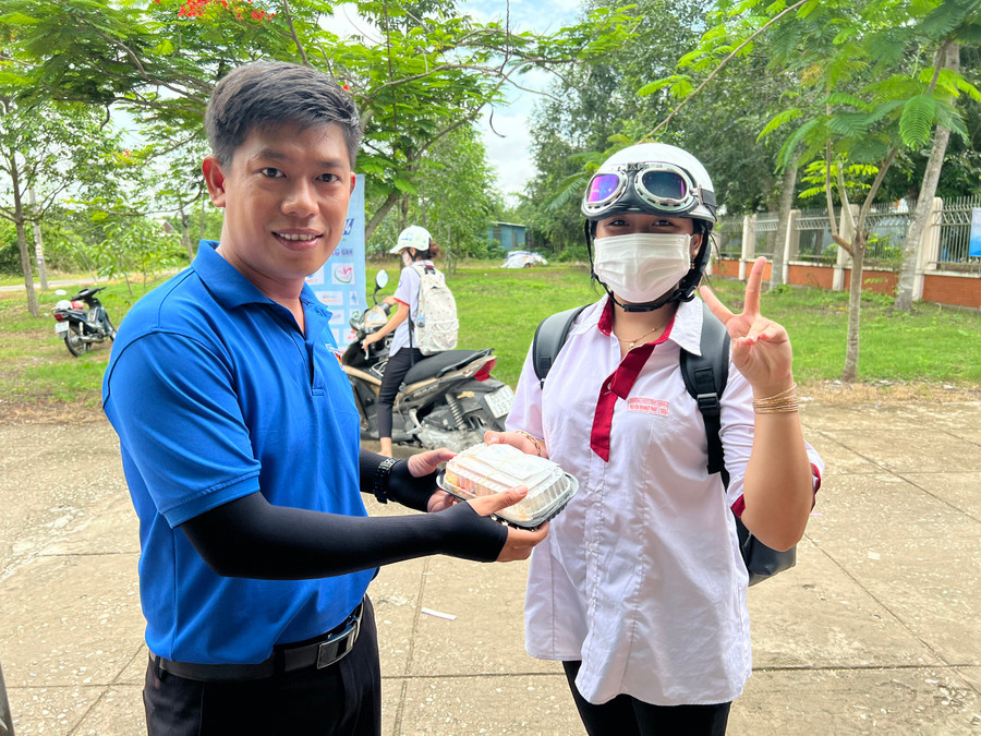 Cùng với các trường, lực lượng tình nguyện viên cũng hỗ trợ hàng ngàn suất ăn cho các thí sinh.