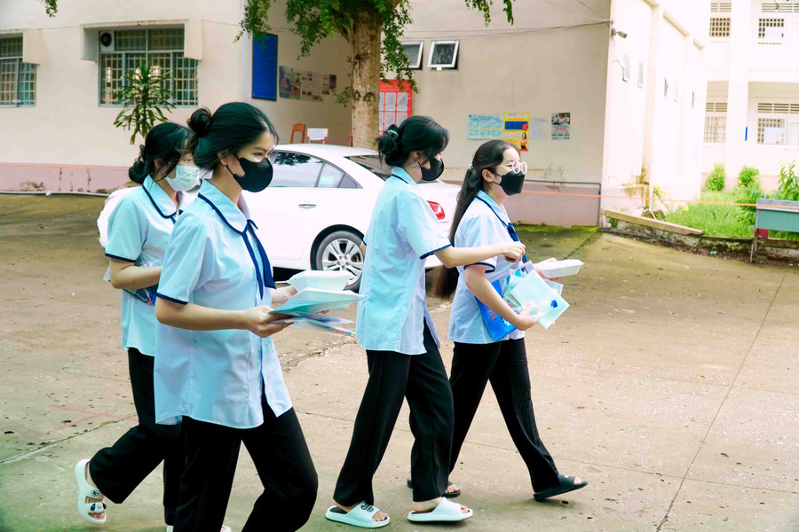 Thí sinh được hỗ trợ các suất ăn tại trường.