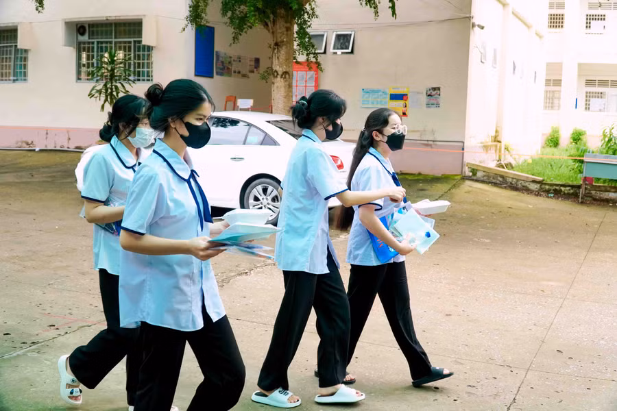 Thí sinh được hỗ trợ các suất ăn tại trường.