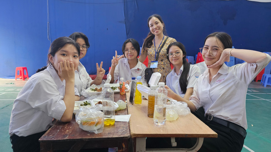 Bữa cơm trưa của các học sinh ở Trường THPT Bùi Hữu Nghĩa.