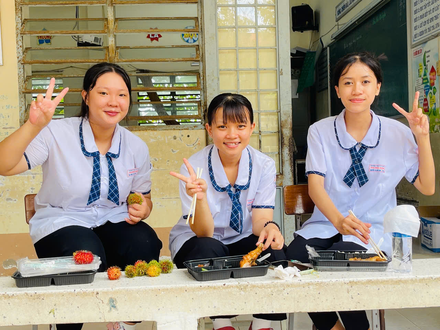 Học sinh Trường THCS - THPT Trần Ngọc Hoằng được tiếp sức các phần ăn.