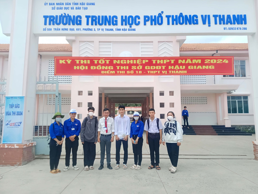 Ths Huỳnh Ngọc Huy Tùng (thứ 4 từ trái sang).