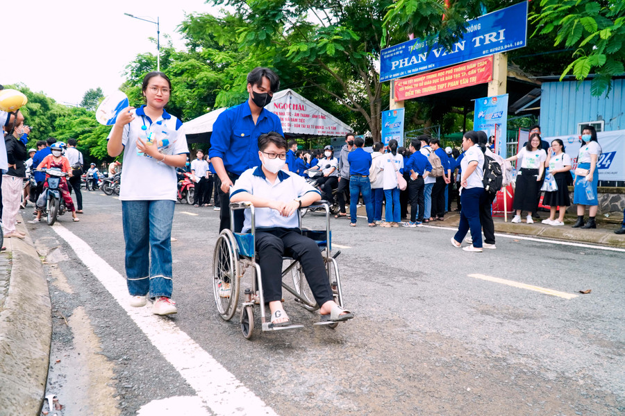 Thí sinh gãy chân ngồi xe lăn tham gia thi tại TP Cần Thơ.