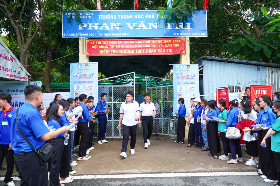 Phân luồng giao thông để những điểm thi luôn an toàn, thân thiện với các thí sinh. Phân luồng giao thông để những điểm thi luôn an toàn, thân thiện với các thí sinh.