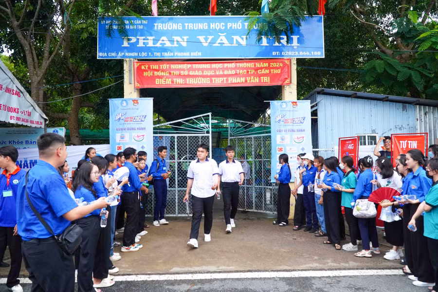 Phân luồng giao thông để những điểm thi luôn an toàn, thân thiện với các thí sinh.