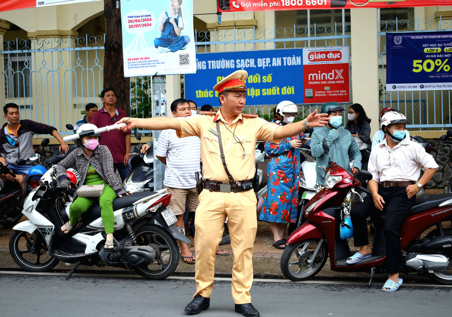 Lực lượng Cảnh sát giao thông tích cực phân luồng giao thông. Lực lượng Cảnh sát giao thông tích cực phân luồng giao thông.