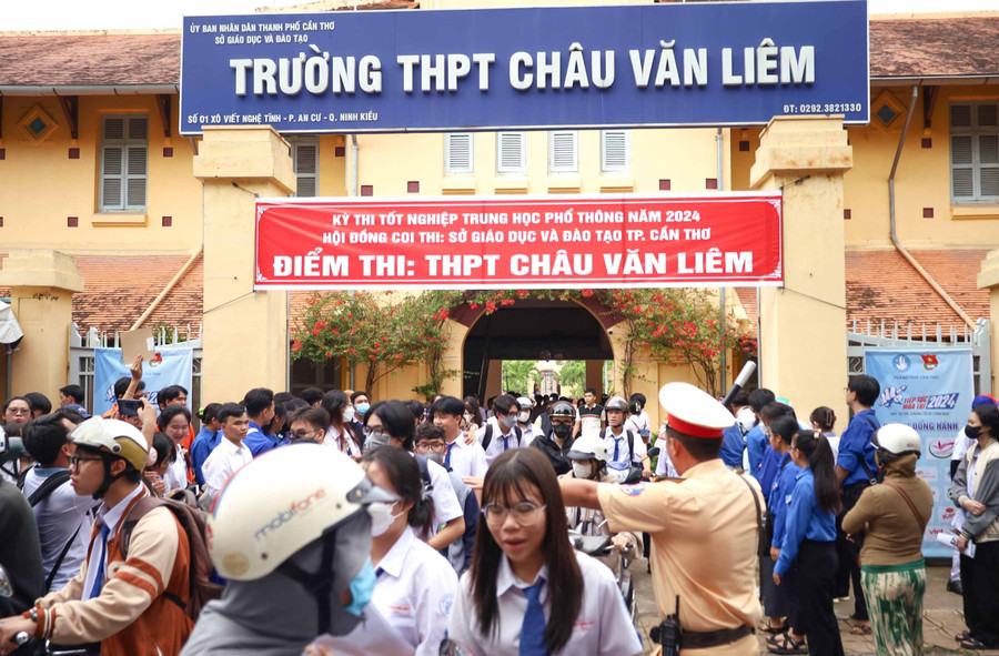 Cảnh sát Giao thông phân luồng để thí sinh di chuyển an toàn. Cảnh sát Giao thông phân luồng để thí sinh di chuyển an toàn.