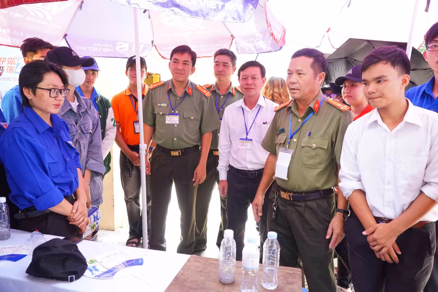 Các tình nguyện viên hỗ trợ thí sinh cũng được quan tâm, động viên kịp thời.