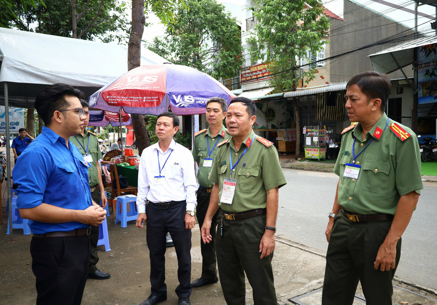 Lực lượng Công an thăm hỏi các tình nguyện viên tại các chốt tiếp sức mùa thi. Lực lượng Công an thăm hỏi các tình nguyện viên tại các chốt tiếp sức mùa thi.