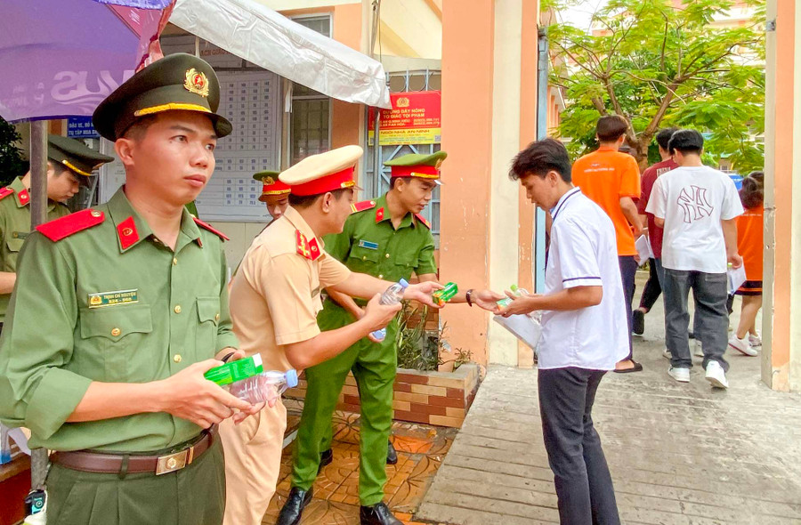 Chiến sĩ mang nước tiếp sức cho các thí sinh trước giờ vào phòng thi. Chiến sĩ mang nước tiếp sức cho các thí sinh trước giờ vào phòng thi.